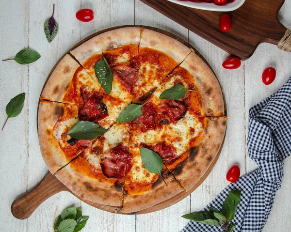 Pizza margarita på bordet — Stockfoto