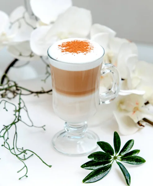 Latte de caramelo sobre la mesa — Foto de Stock