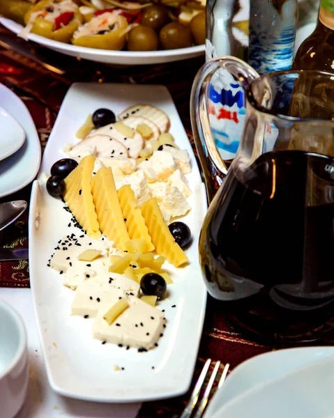 Käseteller mit Oliven und Essiggurken — Stockfoto