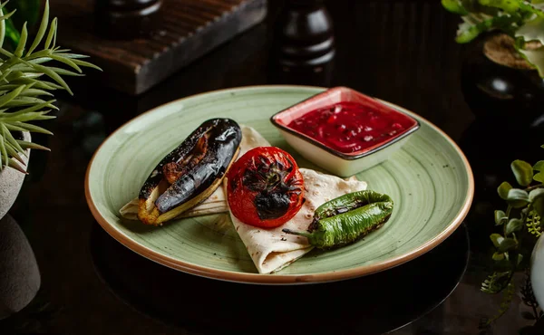Gegrilde groenten bord met aubergine, peper, tomaat met granaatappel en ui saus, plat brood — Stockfoto