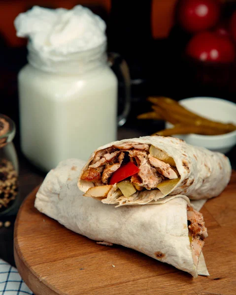 Chicken doner in pita bread with tomato and pickles — Stock Photo, Image