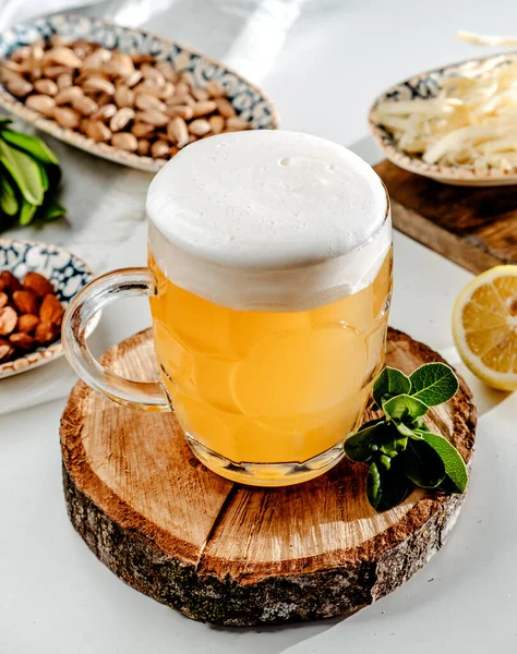 Tazza di birra sul tavolo — Foto Stock