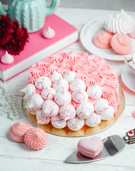 Bolo decorado com creme e merengue — Fotografia de Stock