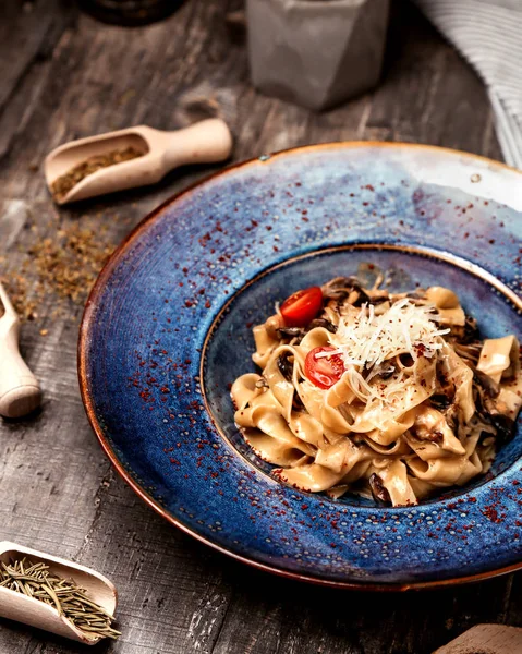 Pasta con champiñones y tomate con queso —  Fotos de Stock