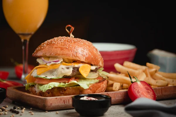 Klassieke cheesburgermet frietjes — Stockfoto