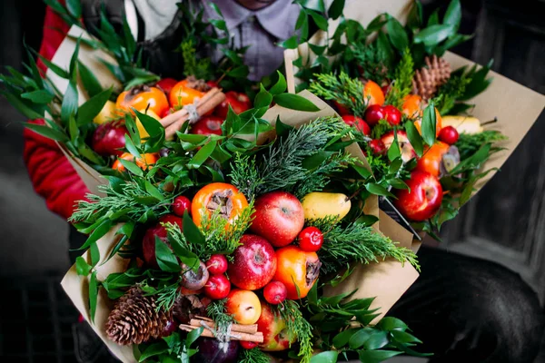 Um par de buquê de frutas com frutas mistas — Fotografia de Stock