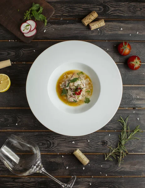 Vista superior da sopa de carne decorada com rabanete, coentro e tomate seco 1 — Fotografia de Stock