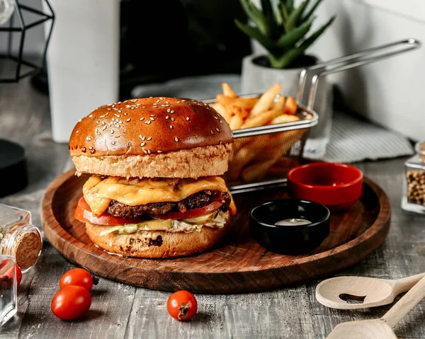 Batatas cheeseburger e tomate — Fotografia de Stock