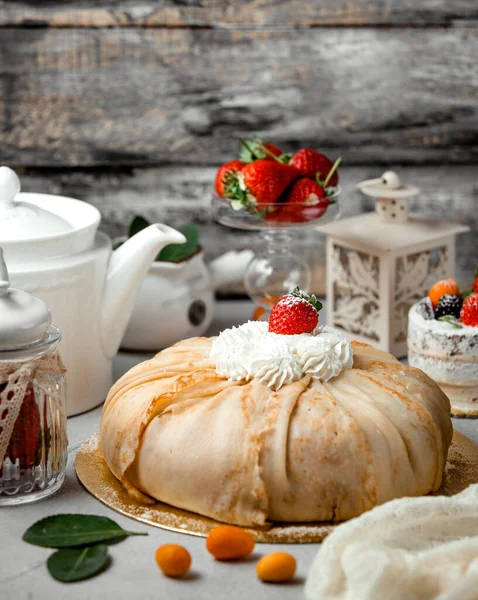 Crêpe-Kuchen in Bündelform mit Sahne und Erdbeere — Stockfoto