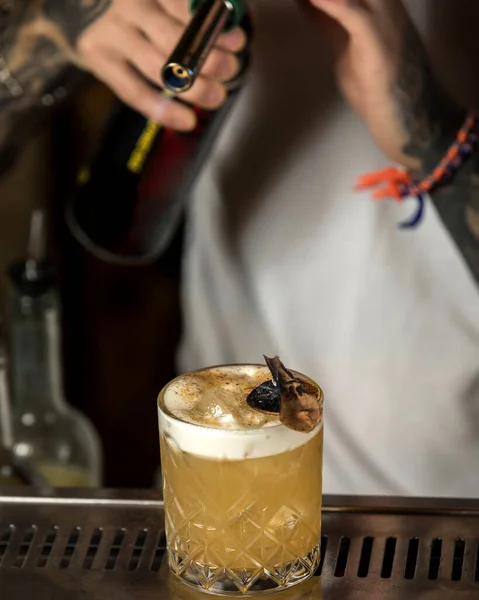 Cocktail de culoare galbenă cu gheață — Fotografie, imagine de stoc