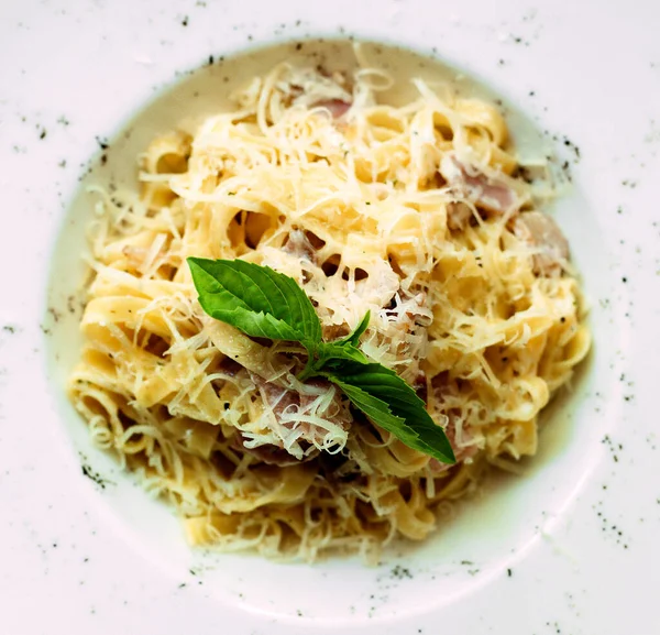 Pasta con carne y cubierto con queso —  Fotos de Stock