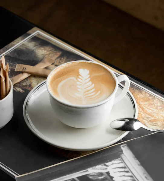 Eine Tasse Cappuccino mit Rosetta Latte Art — Stockfoto