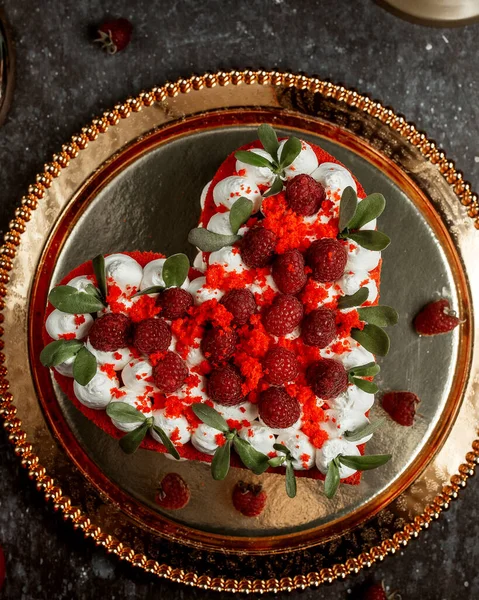 Vista superior do bolo de veludo vermelho em forma de coração decorado com framboesas — Fotografia de Stock