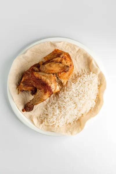 Pohled shora na celé grilované kuře a rýži podávané na plochém chlebu — Stock fotografie