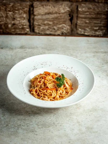 Espaguetis Con Verduras Hierbas Rodajas —  Fotos de Stock