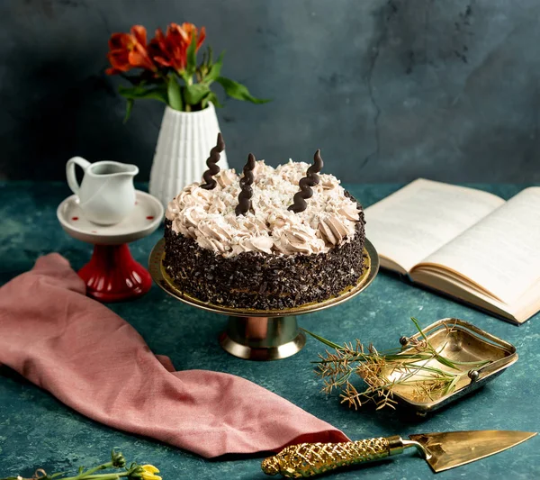 Bolo redondo decorado com grades de chocolate e creme com café — Fotografia de Stock
