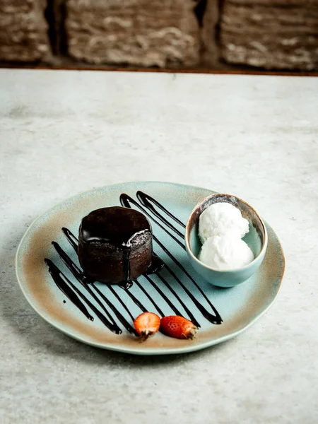 アイスクリームとチョコレートデザート — ストック写真