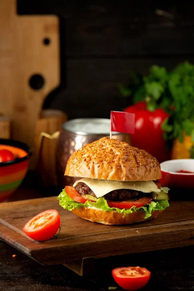Cheseeburger klasik di meja potong — Stok Foto