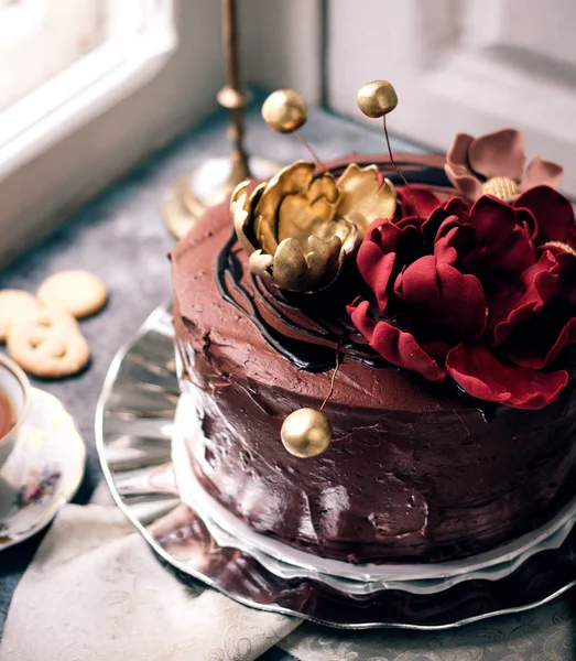 花で飾られたチョコレートケーキ — ストック写真