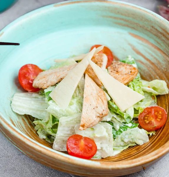 Klasik Sezar salata tavuk — Stok fotoğraf