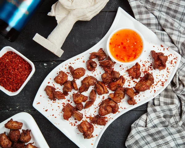 Smažené kousky masa s postranní sladkou chilli omáčkou — Stock fotografie