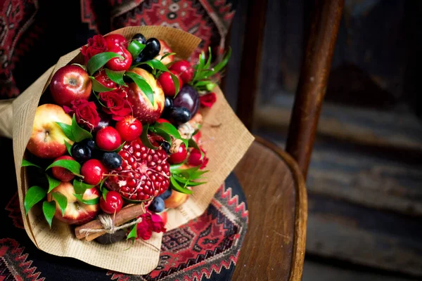 Buquê com várias frutas e flores — Fotografia de Stock