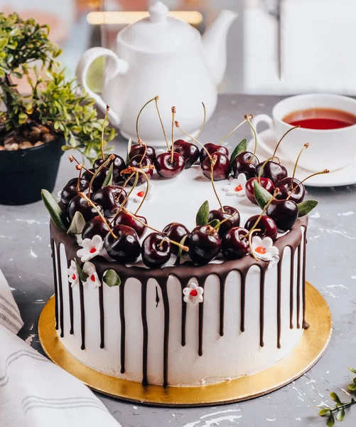 Bolo de cereja na mesa — Fotografia de Stock