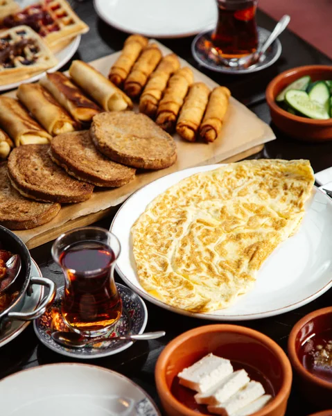 Fried eggs with bakery and black tea — Stock Photo, Image