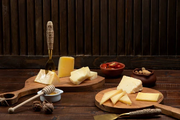 Cheese slices served on wood boards — Stock Photo, Image