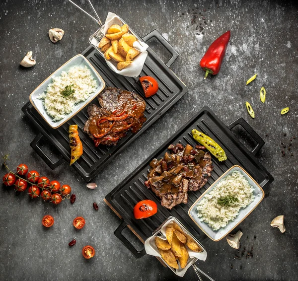 Gebakken vlees met groenten op tafel — Stockfoto