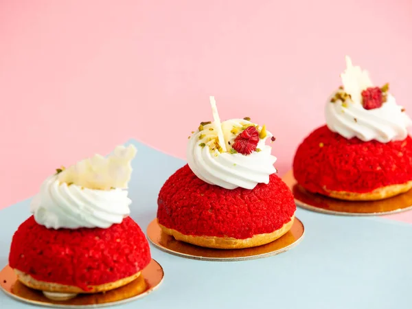 Rode koekjes met room op tafel — Stockfoto