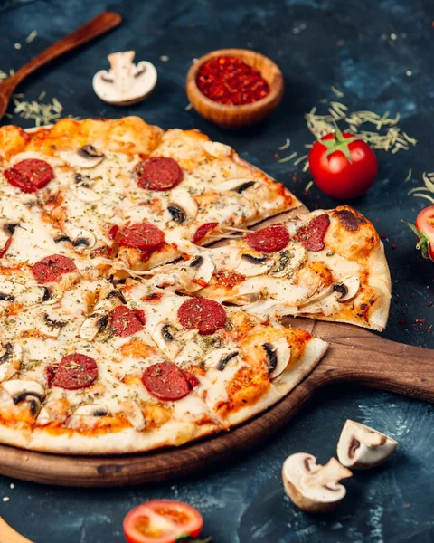 Salam ve mantarlı pizza.