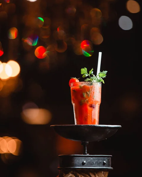 Sklenice rajčatového nápoje s petrželkou — Stock fotografie