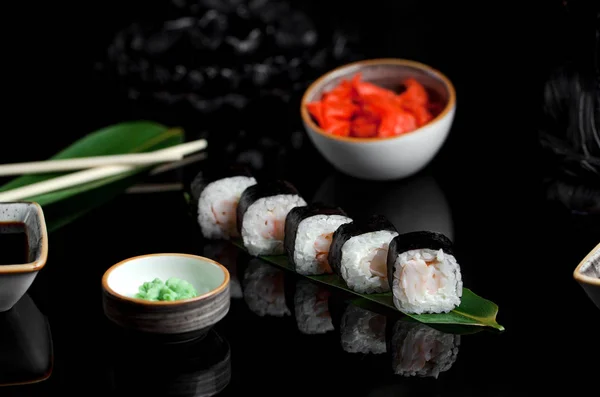 Fekete rizs sushi szett gyömbérrel és wasabival — Stock Fotó