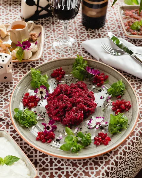 Rödbetssallad med granatäpple och örter — Stockfoto