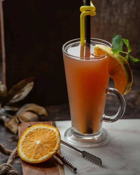 Frischer Fruchtsaft mit Zitronenstück im Glas — Stockfoto