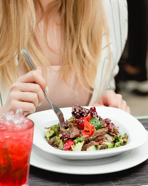 Fleischsalat mit frischem Gemüse — Stockfoto