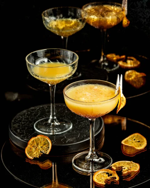 Апельсиновый коктейль с оранжевыми частицами в бокале мартини — стоковое фото