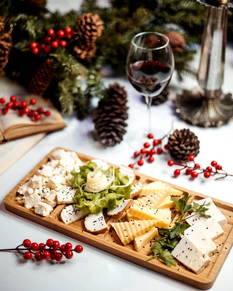 Prato de queijo com copo de vinho tinto — Fotografia de Stock