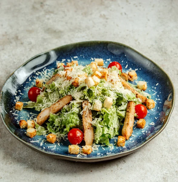 Caesar salad dengan ayam goreng — Stok Foto