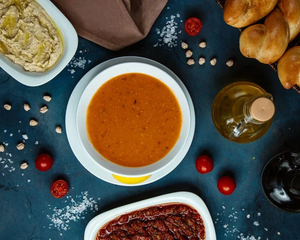 Вид зверху на сочевичний суп і гарніри і хліб — стокове фото