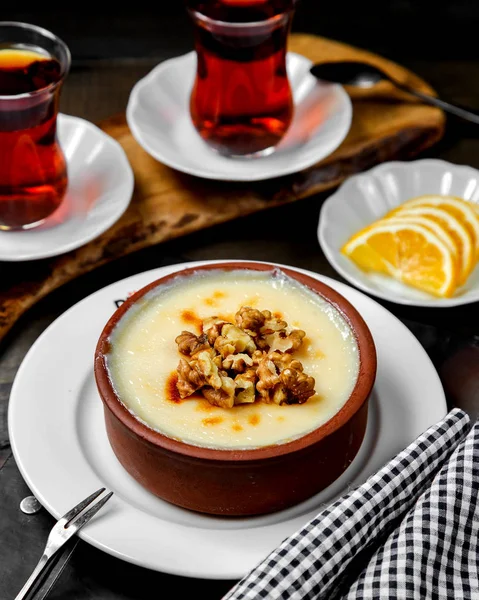 Türkisches Dessert sutlach garniert mit Walnuss — kostenloses Stockfoto