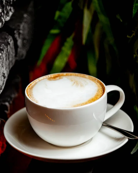 Egy fehér csésze cappuccino habbal a tetején — Stock Fotó