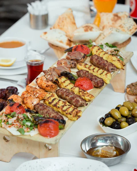 Different types of kabab served with grilled vegetables — Stock Photo, Image