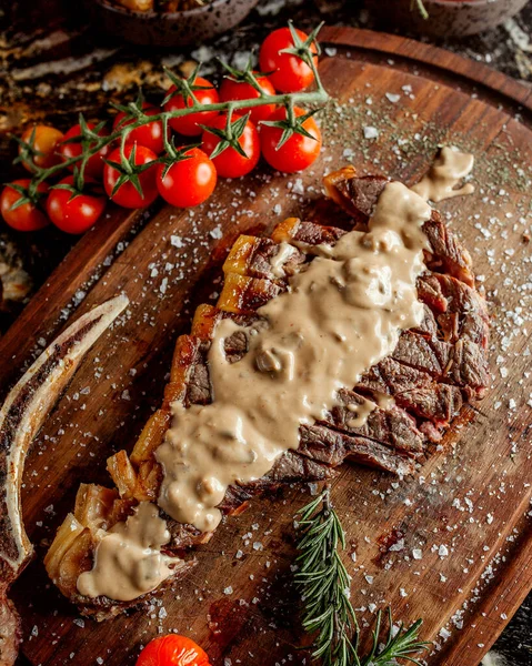 Rebanada de carne frita con crema de champiñones —  Fotos de Stock