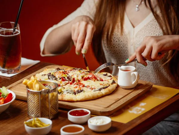 Pizza à la viande avec fromage et légumes sur plateau en bois — Photo