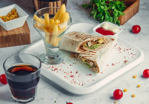 Lavaşlı tavuk, patates kızartması ve kola.