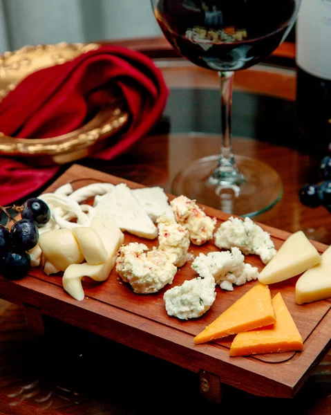 Set de quesos con copa de vino — Foto de Stock