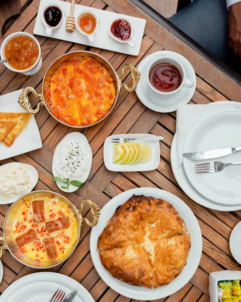 Вид сверху на традиционный азербаянийский завтрак с яичными блюдами, медовухой, джемами, сыром — стоковое фото