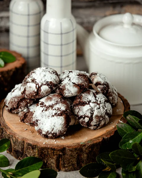 Μπισκότα σοκολάτας με λευκή σκόνη — Φωτογραφία Αρχείου